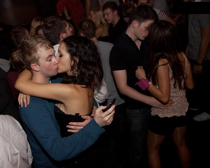 800x640, 77 Kb / поцелуи, девушка, похрен, парень, iphone