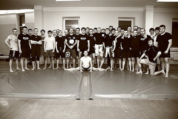 604x405, 104 Kb / девушка, тренировка, быки, шпагат