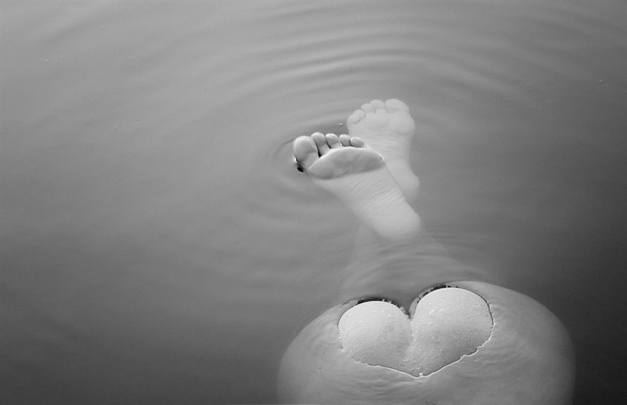 900x581, 38 Kb / попка, вода, сердечко, ч/б