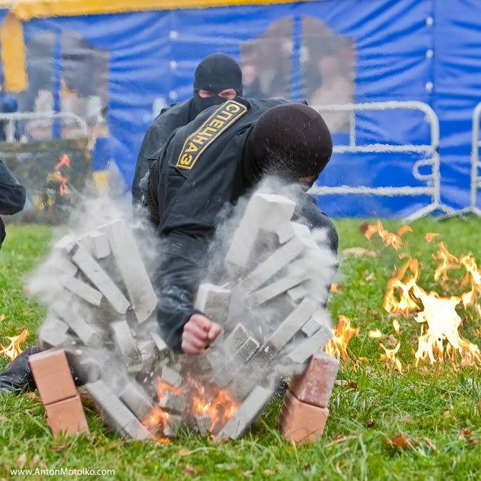 700x700, 103 Kb / спецназ, кирпичи