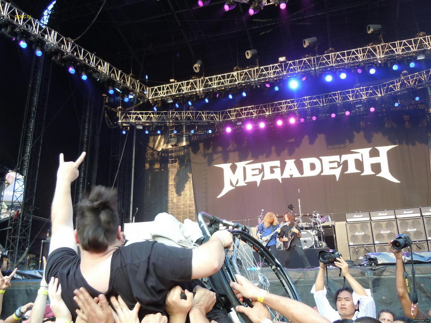 1400x1050, 291 Kb / рок, инвалид, помогают друг другу