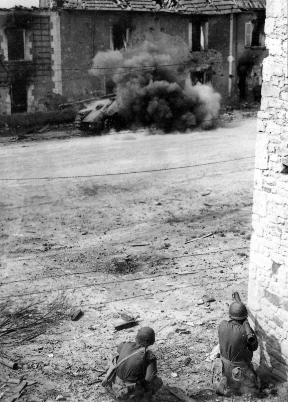 574x800, 223 Kb / танк, город, выстрел