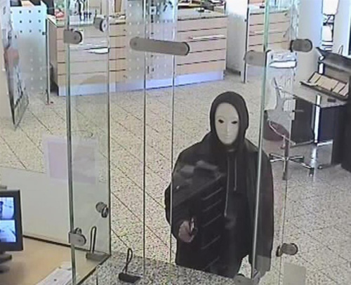 500x406, 101 Kb / ограбление, маска, пистолет