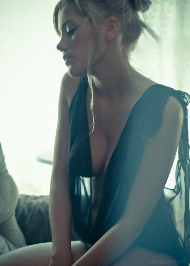 643x900, 86 Kb / блондинка, локон, черное, прозрачное