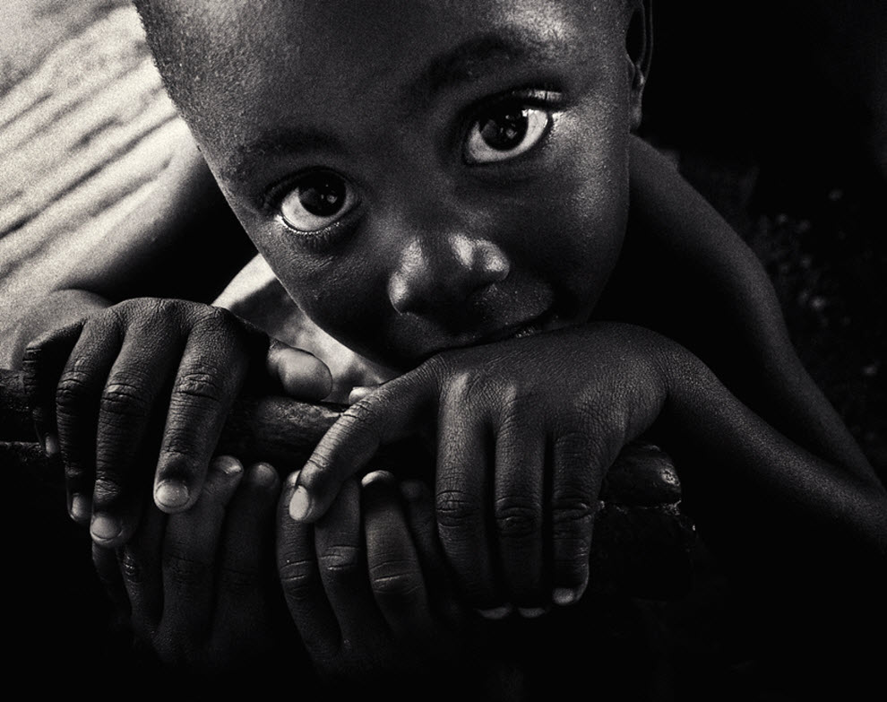 990x783, 119 Kb / негр, негритенок, руки, взгляд