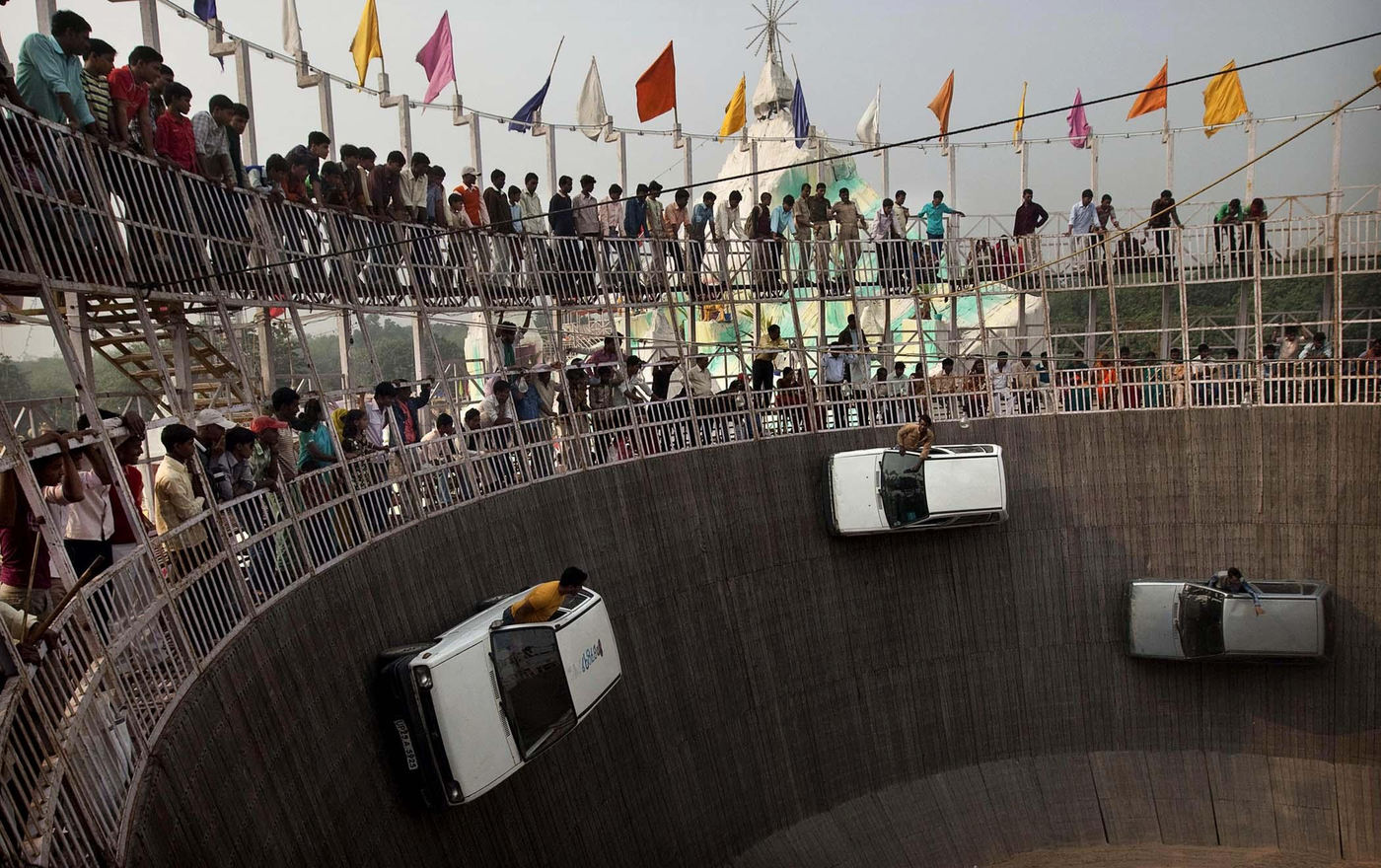 1400x880, 285 Kb / гонки, вертикаль, трек, автомобиль, каскадеры