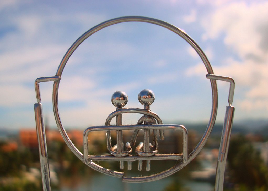 1022x731, 82 Kb / романтика, небо, пара, скамья, скульптура, металл