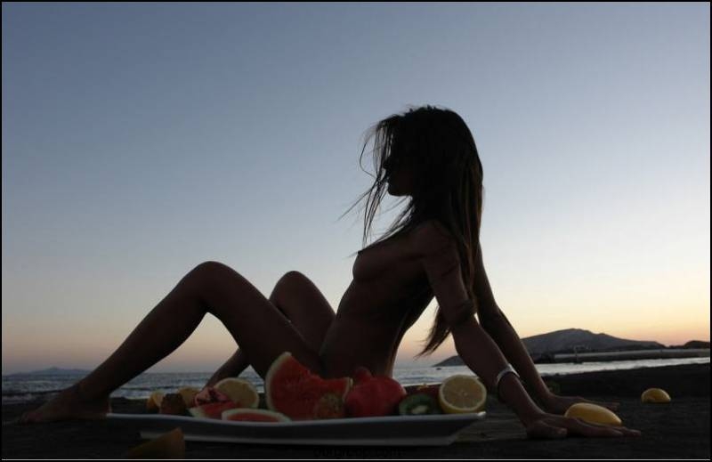 800x519, 90 Kb / пляж, сиськи, эро, фрукты, арбуз, киви, цитрус