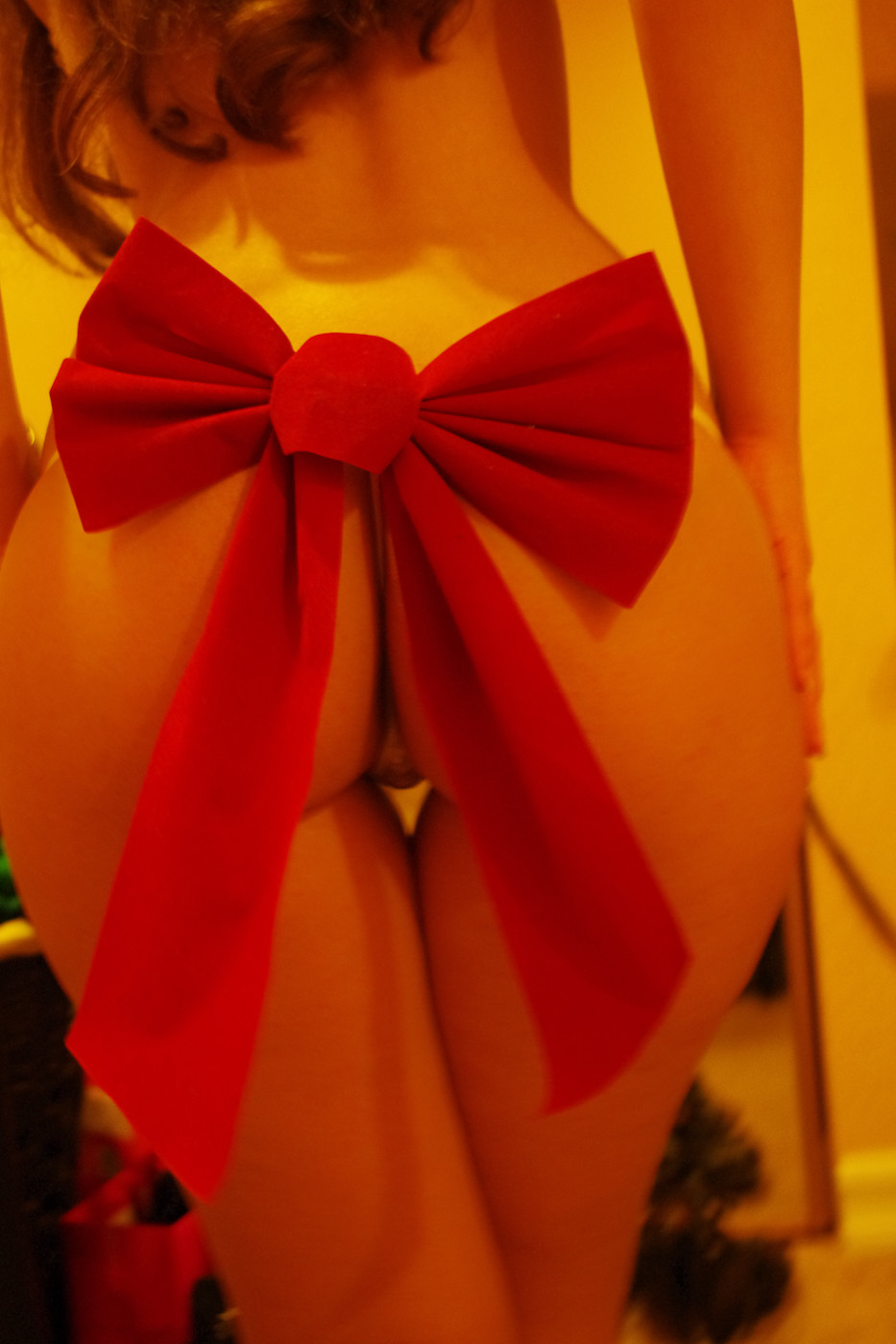 933x1400, 179 Kb / попа, бант, стринги, красный, попка, жопа