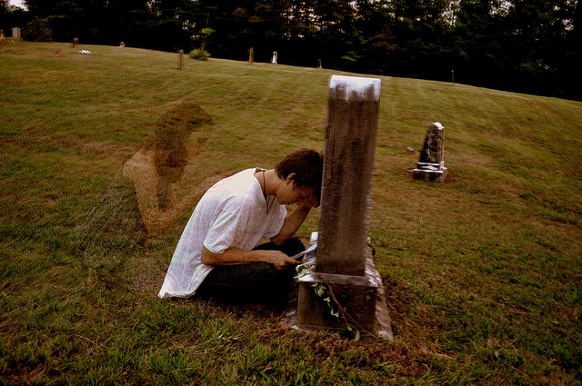 640x425, 252 Kb / кладбище, надгробие, призрак, фантом, грустнота