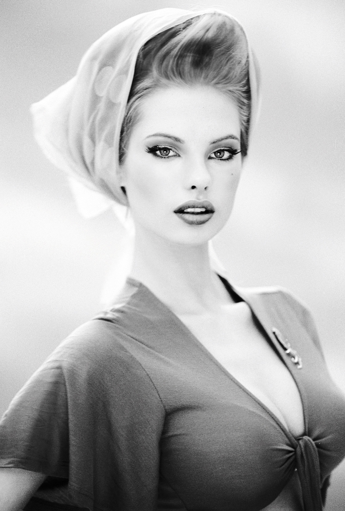 709x1049, 289 Kb / девушка, ч/б, косынка