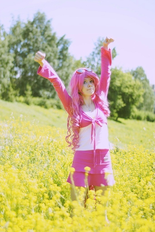 539x807, 129 Kb / девушка, розовый, поле