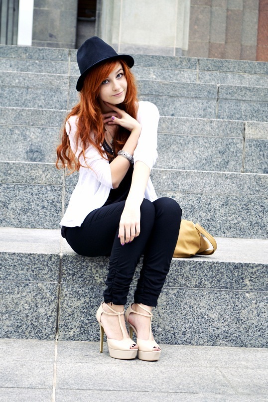 538x807, 187 Kb / рыжая, шляпа, ступеньки