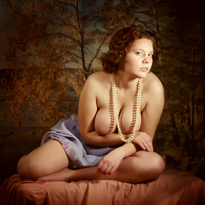 700x700, 210 Kb / бусы, береза, толcтуха, фотообои, жемчуг, кровь с молоком, красавица, лицо