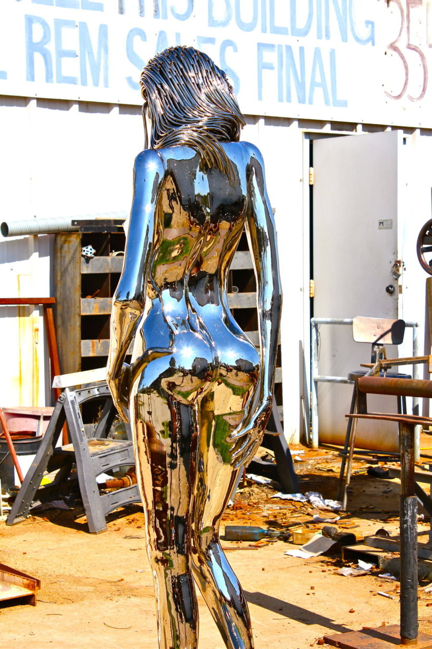 853x1280, 285 Kb / хром, статуя, отражение, попа, попка, жопа, фигура