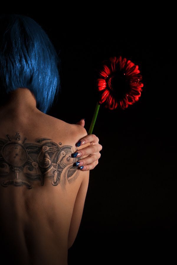 600x900, 262 Kb / девушка, татуировка, стимпанк, гербера, ню