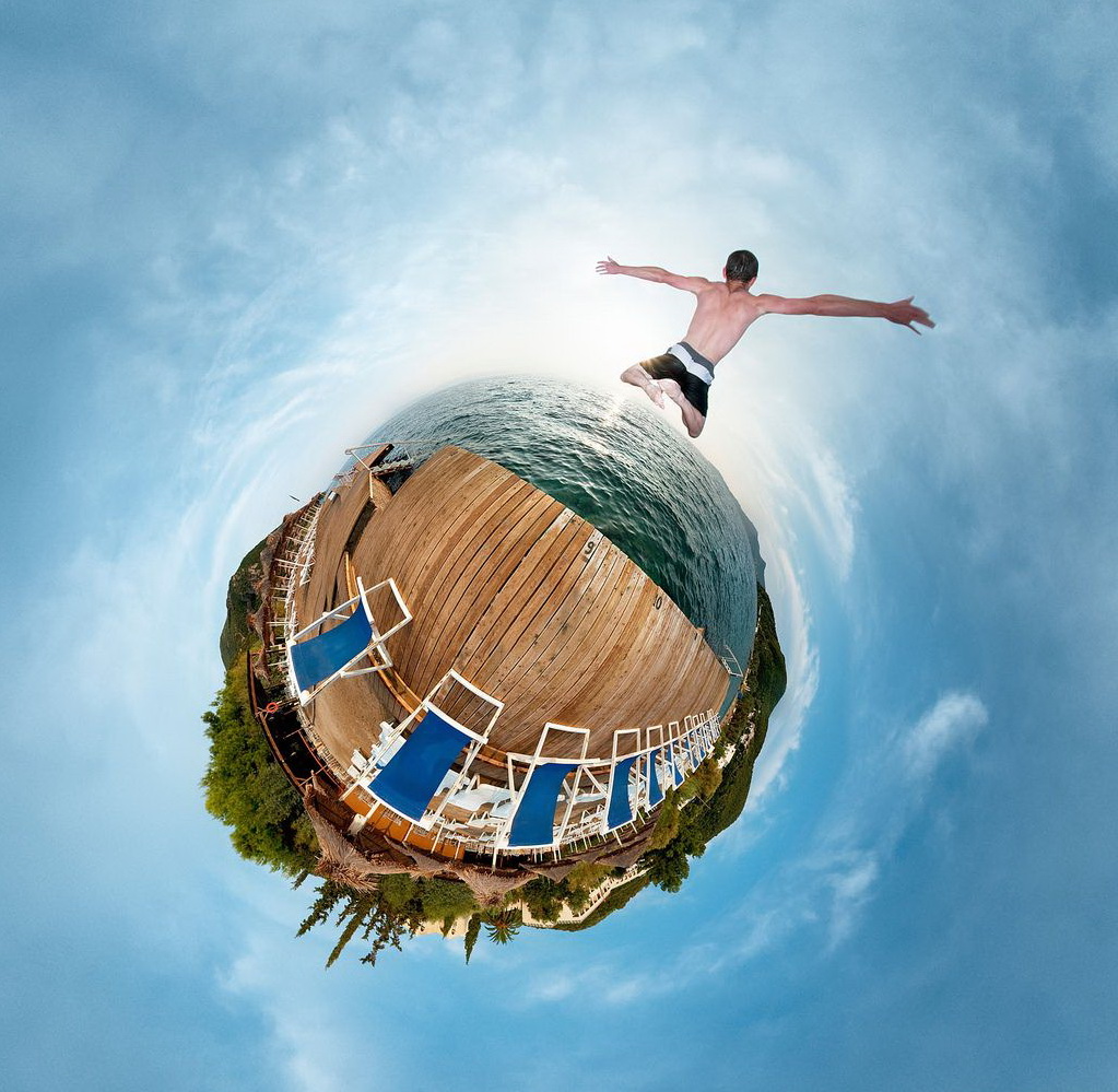 1023x999, 295 Kb / планета, земля, прыжок, небо