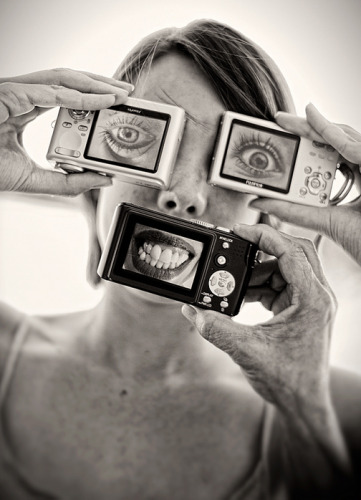 361x500, 68 Kb / лицо, фотоаппараты, мыльницы, глаза, улыбка, руки, ч/б