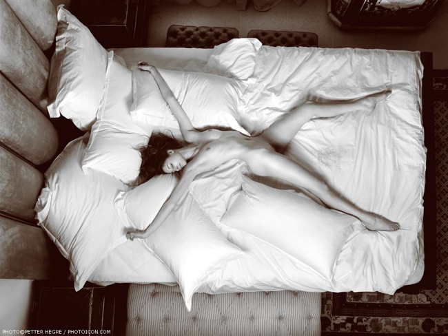 650x488, 129 Kb / ч/б, постель, сепия, подушки, сверху