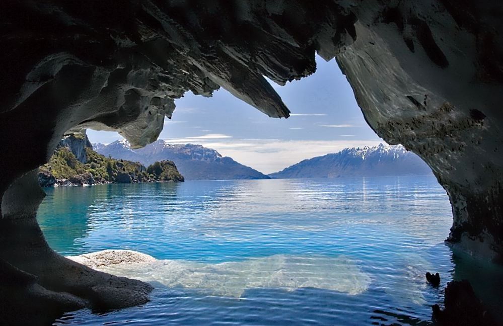 999x648, 107 Kb / озеро, вода, скалы, пещера, солнце, дно