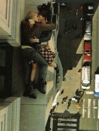 420x554, 56 Kb / девушка, парень, поцелуй, высота, карниз