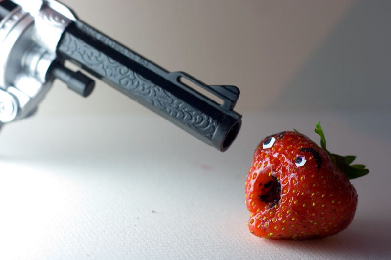 800x533, 83 Kb / клубника, пистолет