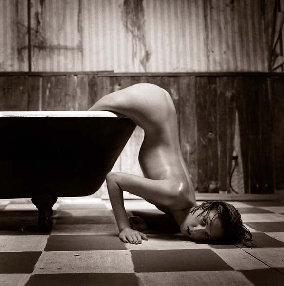 583x587, 63 Kb / ванна, вытекает, девушка