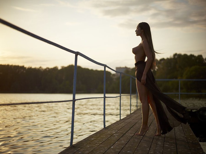 700x525, 152 Kb / вода, мостик, девушка, грудь, закат