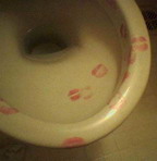 144x148, 5 Kb / унитаз, поцелуй, помада