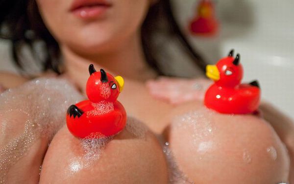 600x375, 25 Kb / сиськи, утки