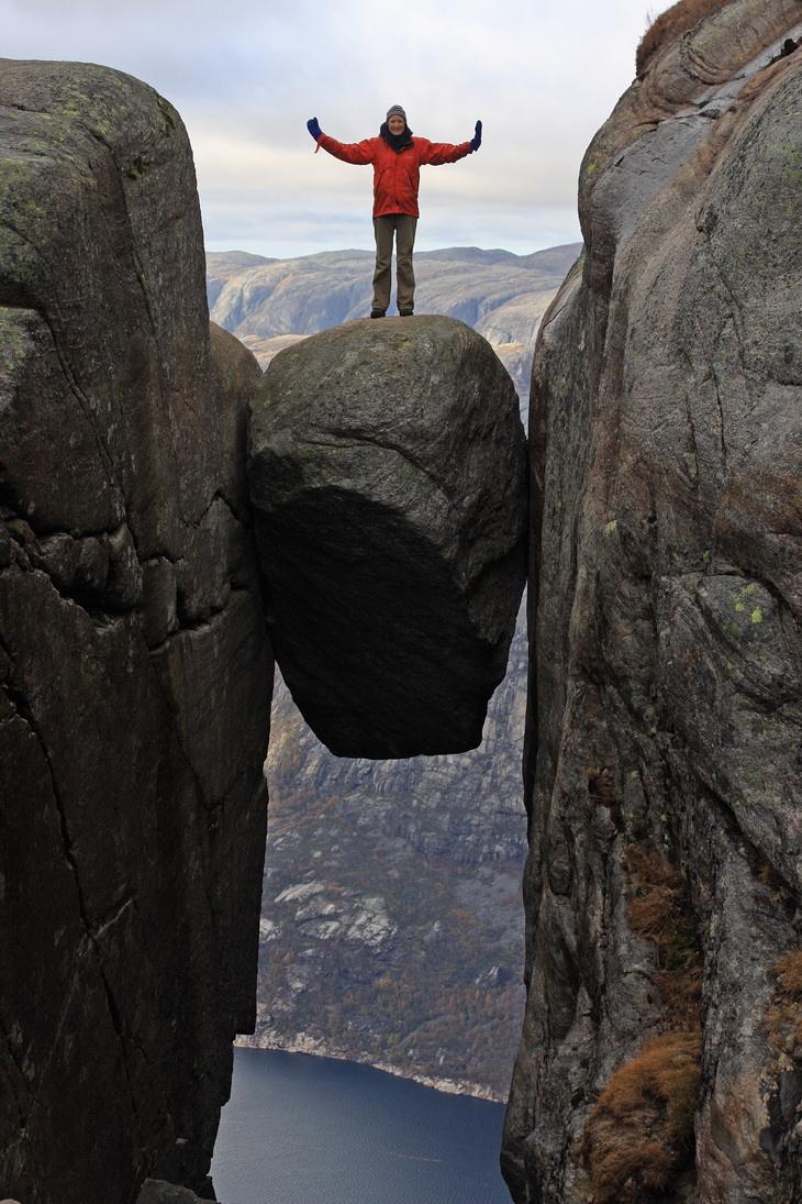 730x1095, 345 Kb / пропасть, камень, высота, турист, нервы