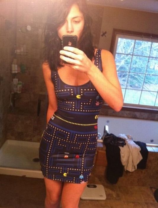 534x700, 54 Kb / девушка, телефон, Pac-Man, pacman, пакман