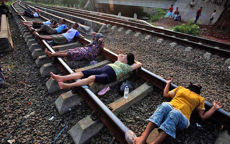 797x501, 123 Kb / рельсы, люди, отдых