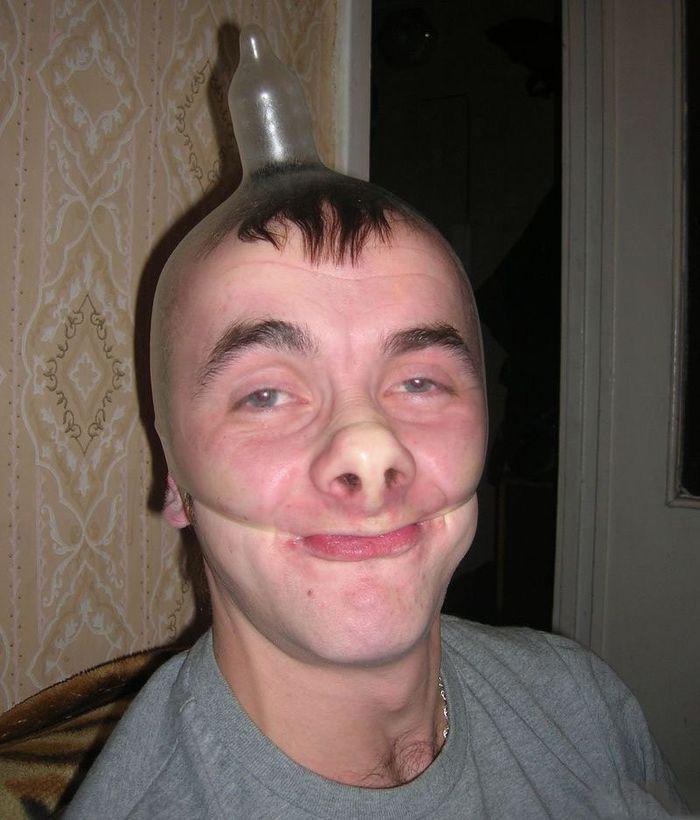 700x820, 66 Kb / парень, презерватив на голове