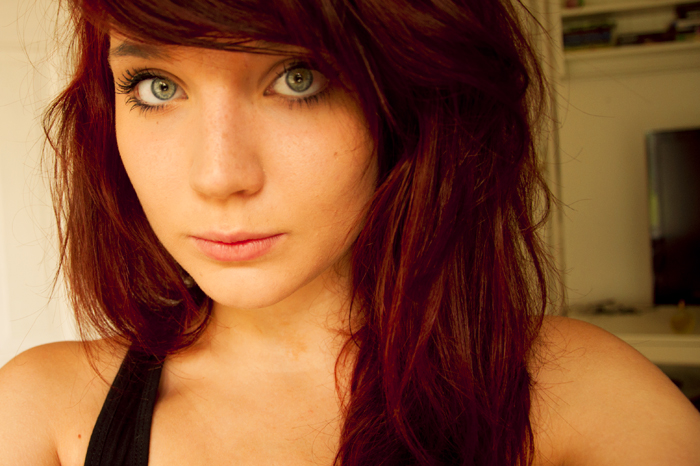700x466, 297 Kb / красные волосы, бордовый, девушка, черная майка