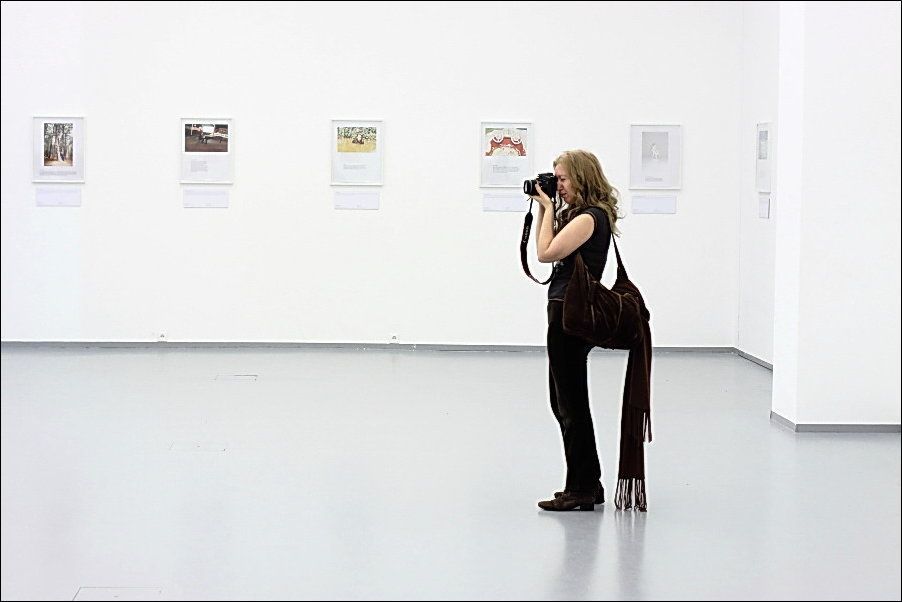 902x602, 38 Kb / фотограф, выставка, кентавр, сумка, шарф