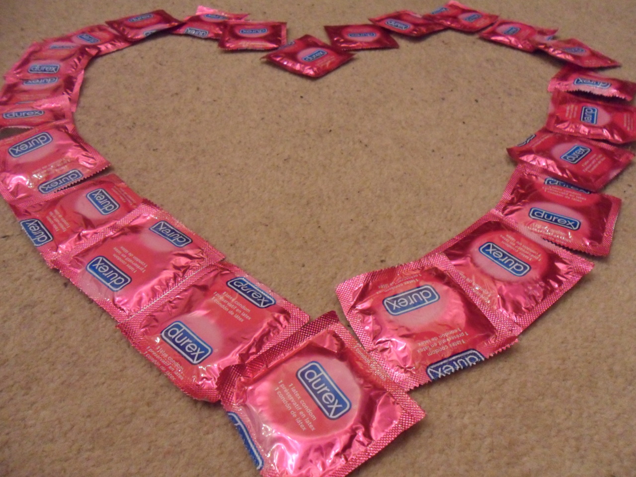 1280x960, 369 Kb / презервативы, durex, сердечко, валентинка