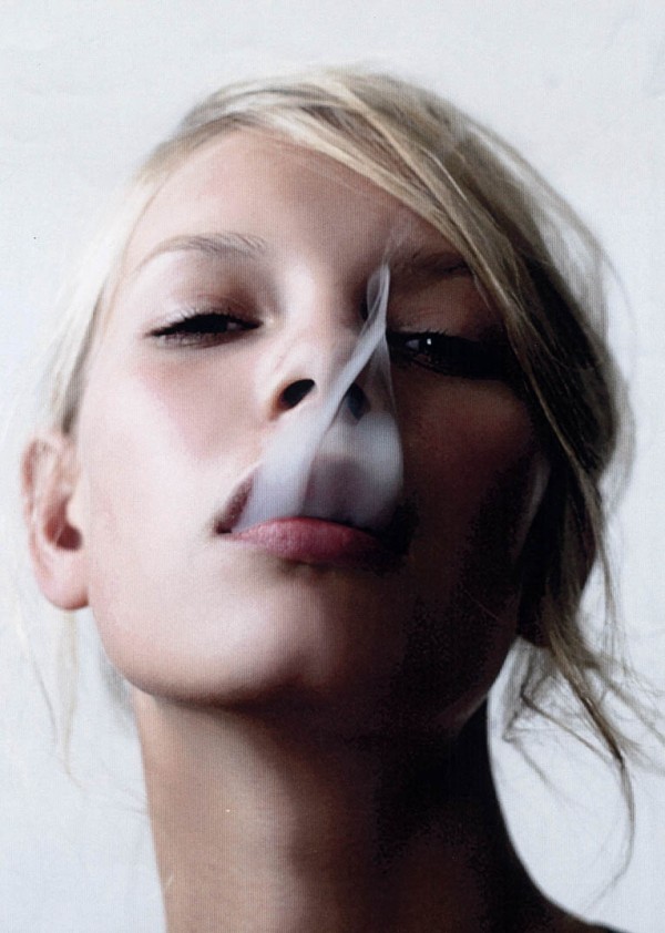 600x842, 90 Kb / блондинка, курит, дымок