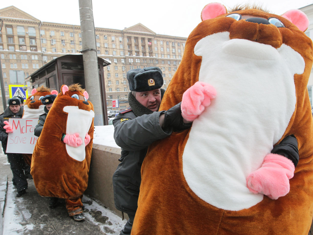 1280x960, 209 Kb / милиция, хомяки, полиция, демонстрация