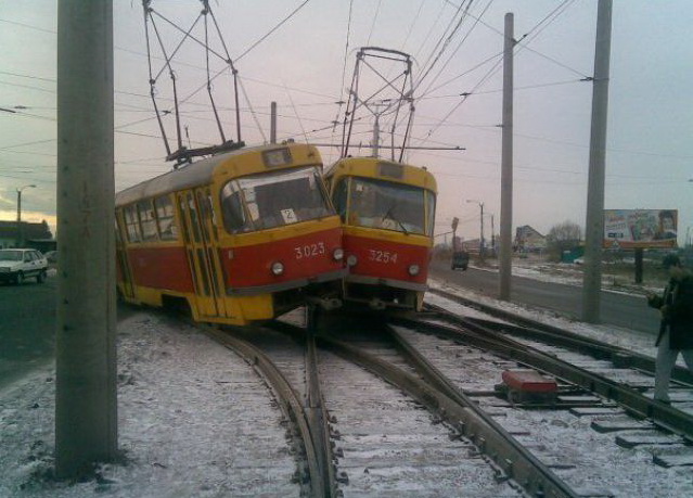 639x459, 102 Kb / трамвай, авария, рельсы