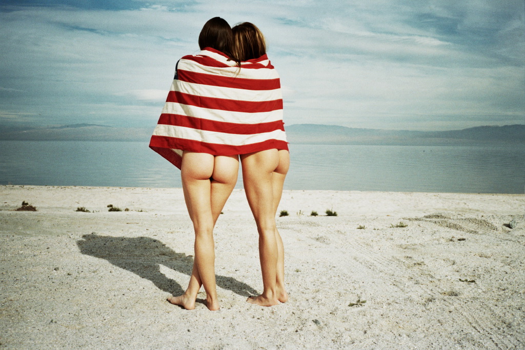 1024x682, 244 Kb / попа, песок, полотенце, полоски