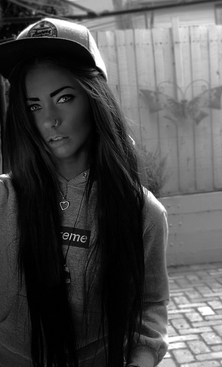 454x750, 50 Kb / красивая, девушка, ч/б, бейсболка