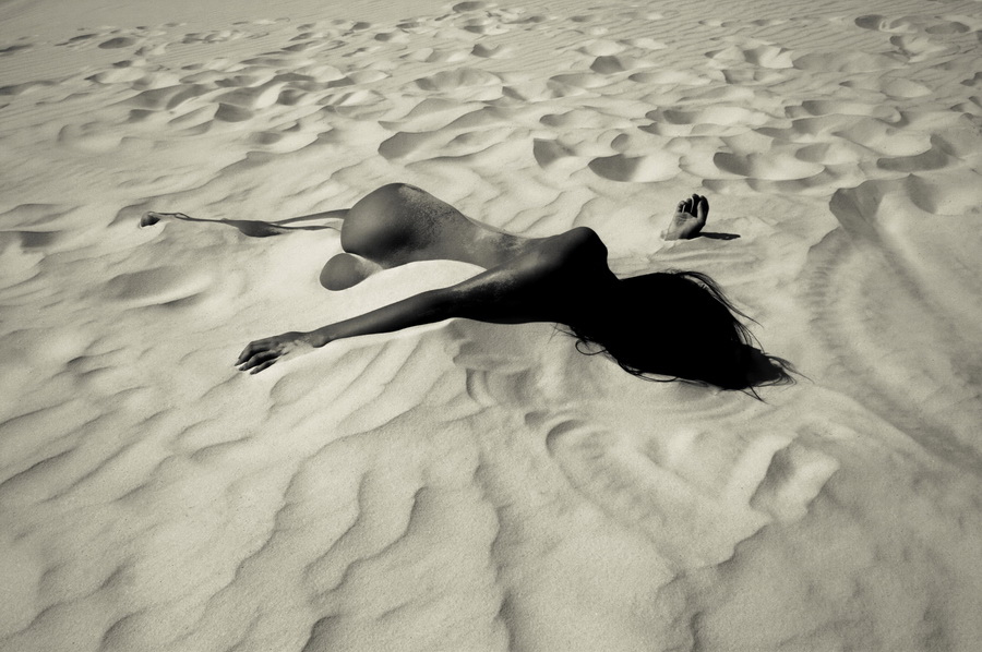 900x598, 251 Kb / попа, песок, ч/б, загорает