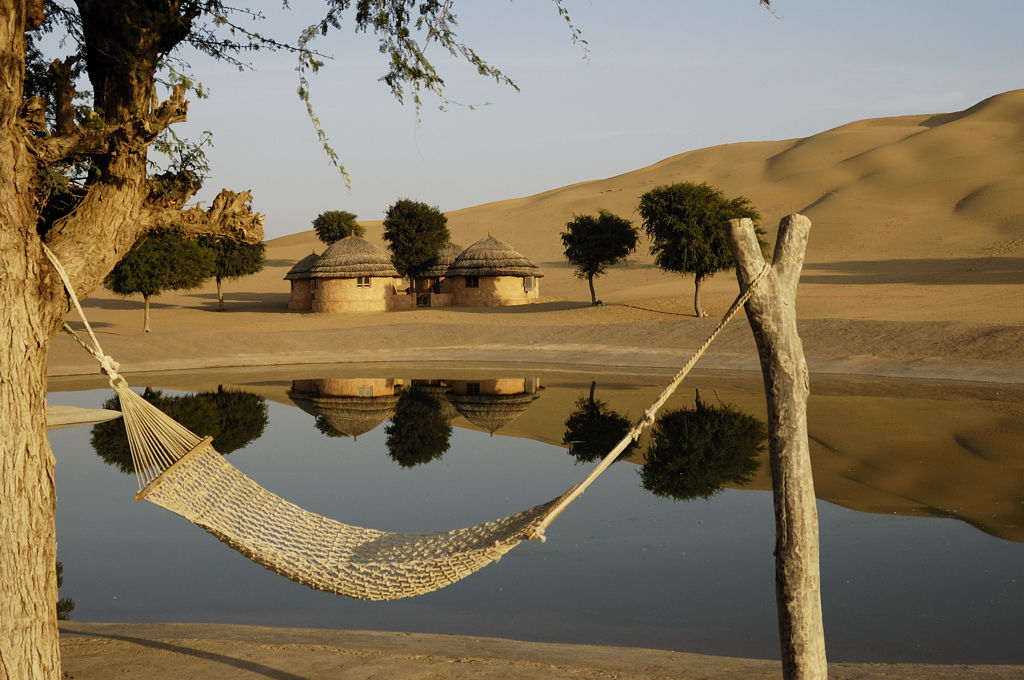 1024x680, 136 Kb / озеро, оазис, гамак, хижины, бархан, пустыня