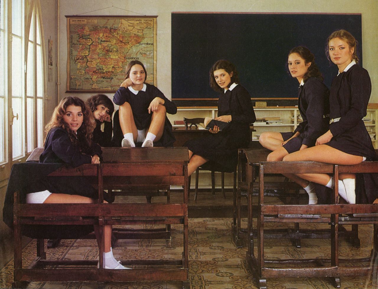 1280x977, 183 Kb / школьницы, доска, форма, класс, школа, парты, испания
