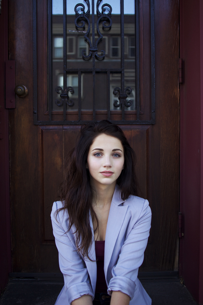 683x1024, 266 Kb / лицо, взгляд, глаза, дверь, Emily Rudd