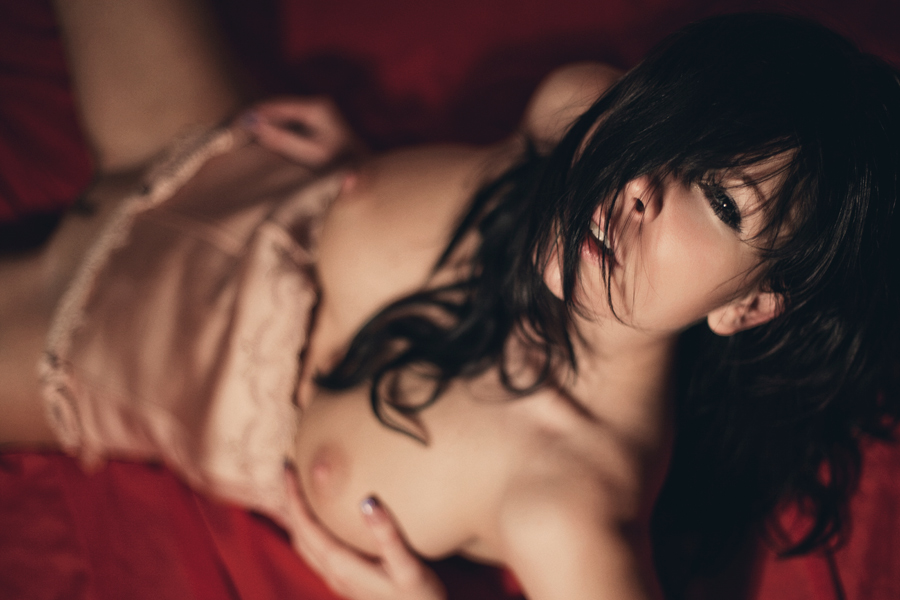 900x600, 230 Kb / брюнетка, сиськи, красная постель