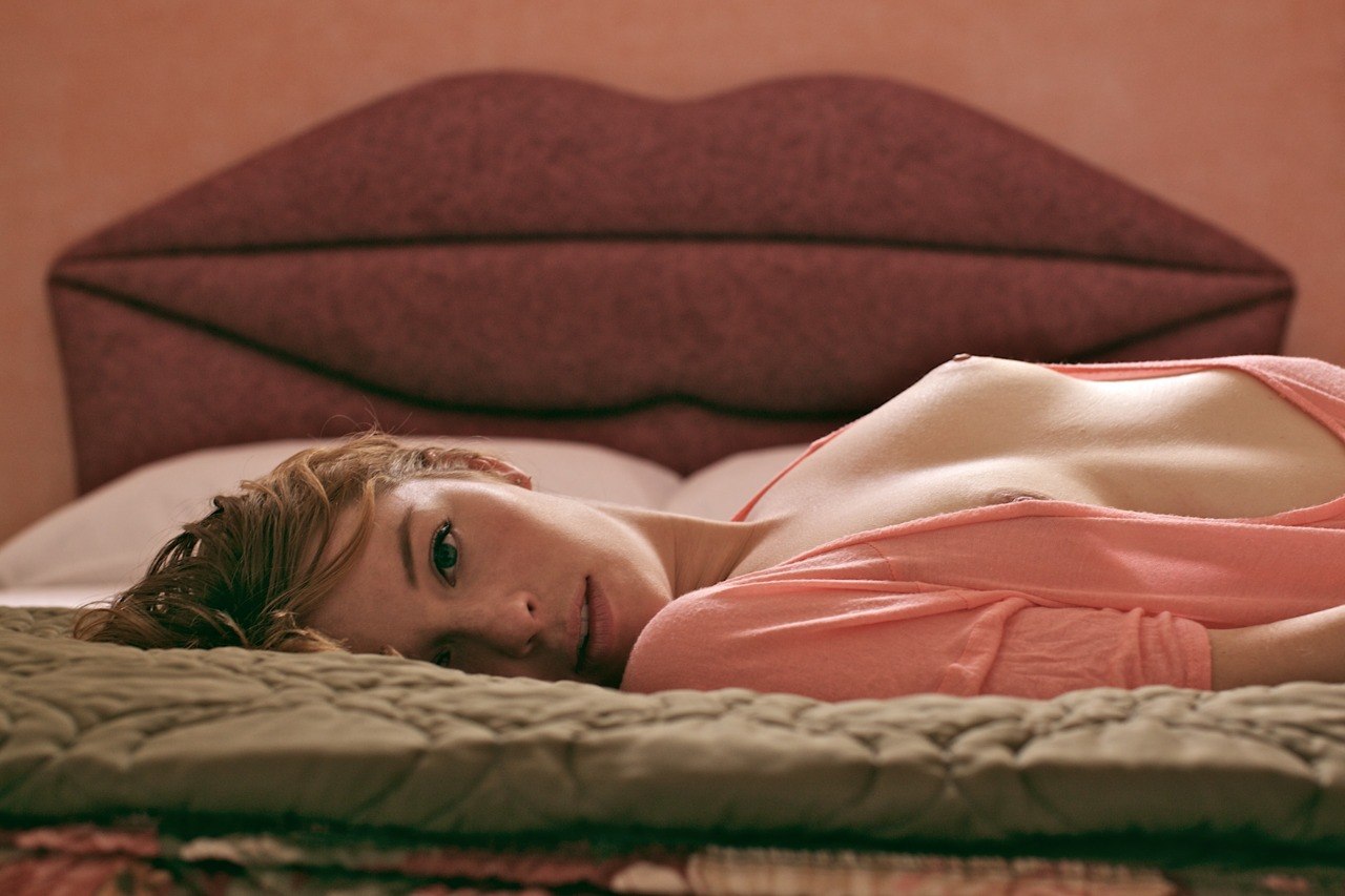 1280x853, 145 Kb / сиськи, плоская, кровать, взгляд, розовый