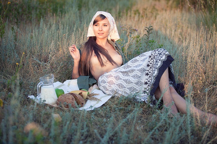 749x500, 164 Kb / девушка, природа, еда, платок, юбка, трава