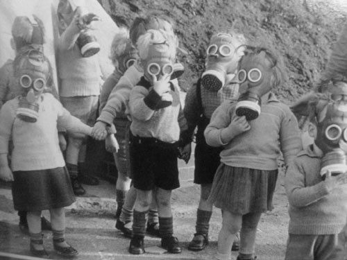 500x375, 45 Kb / ч/б, дети, противогаз, слоники